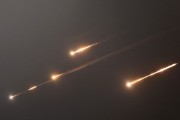 六爻详解伊朗以导弹齐射回应以色列的大规模袭击