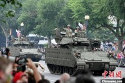 六爻详解美国纪念陆军成立250周年阅兵仪式在华盛顿举行