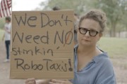 六爻详解特斯拉在得州奥斯汀遭遇抗议活动：反对马斯克Robotaxi计划
