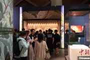 六爻详解百年典藏首渡重洋 124套英国工艺美术运动珍品亮相天津