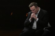 六爻详解特斯拉股价收涨超3%：特朗普无意沟通，马斯克父亲劝儿子低头