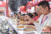 六爻详解“嗦粉”经济火热 中国多地“食力”出圈